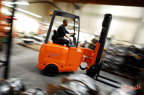 Bendi forklifts can be equipped with hydraulic forklift forks, KOOI ReachForks, for double-deep pallet handling in warehouses