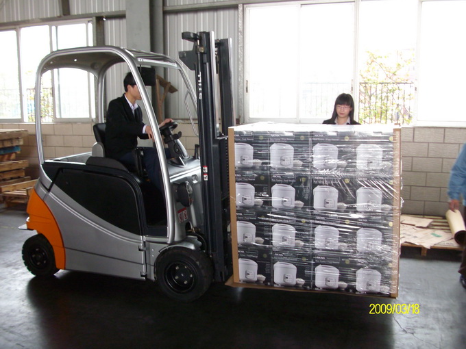 Forklift palletless handling attachment, RollerForks for slipsheets to handle corrugated boxes