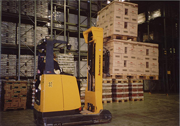 Dual pallet transport by DHL in Sweden making use of the extendable forklift forks KOOI-ReachForks