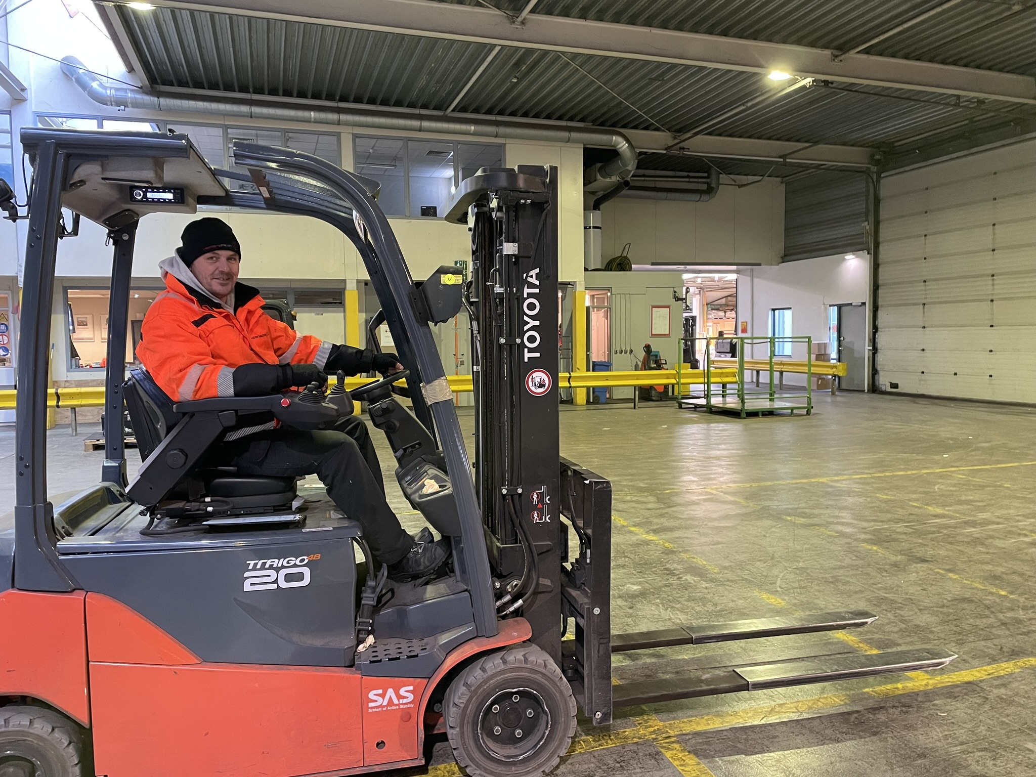 cross-docking-kooi-reachforks-on-lifttruck