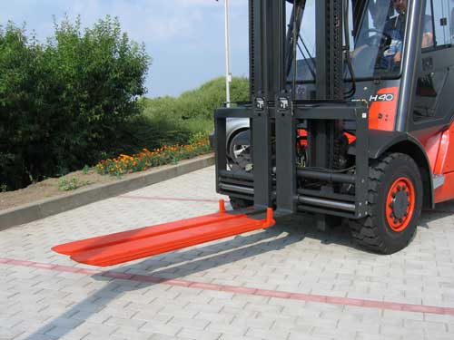 Hydraulically retractable and extendable forklift forks, KOOI-ReachForks, connected on a Linde forklift