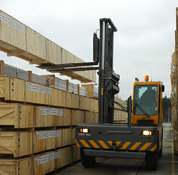 When long goods need to be positioned horizontally by lifting one forklift fork a single height shift system is used.