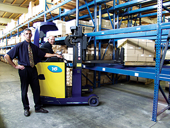 Komatsu forklift with hydraulic extension, KOOI-ReachForks, forks for double-deep pallet storage in warehouses.