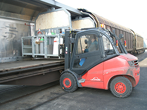 Extendable forklift forks, KOOI ReachForks, are used for loading and unloading trains, among other things.
