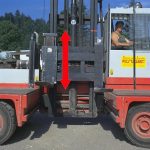 Single forklift fork equipment so-called height shift system to keep the goods horizontally during transport.