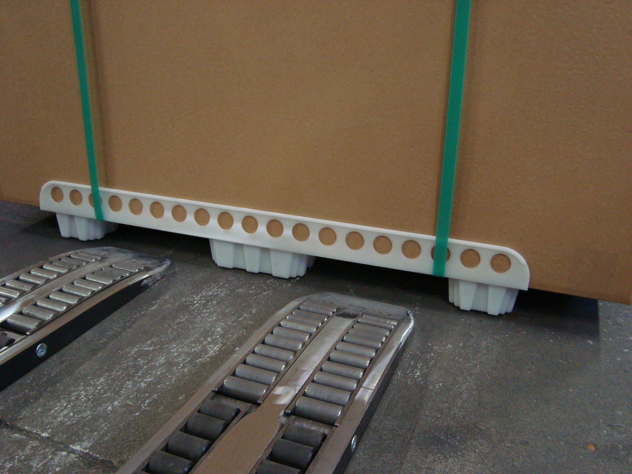 Forklift palletless handling attachment, RollerForks for handling IKEA pallets like optiledge and corrugated pallets.