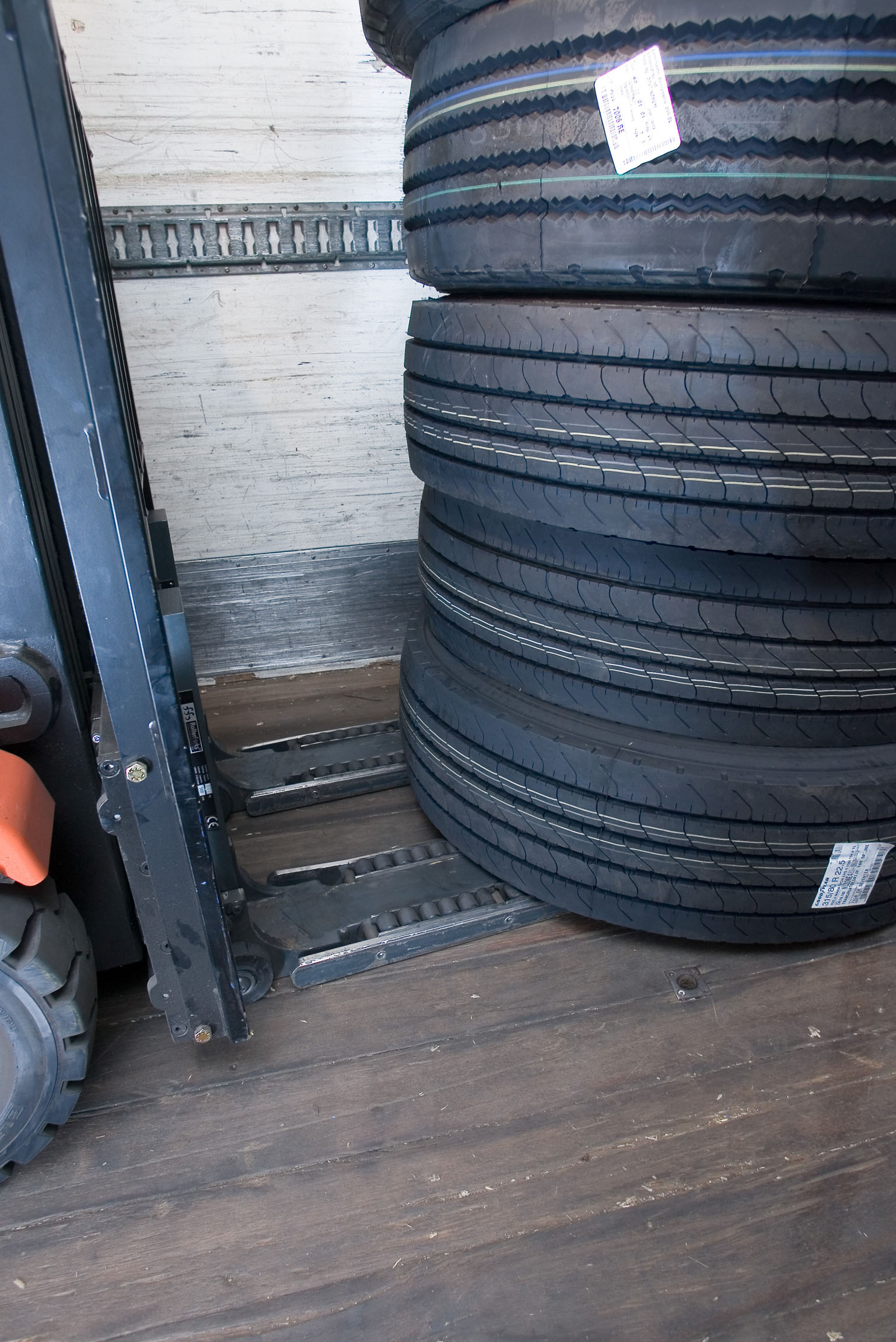 Forklift palletless handling attachment, RollerForks for slipsheets to handle car rubber tires